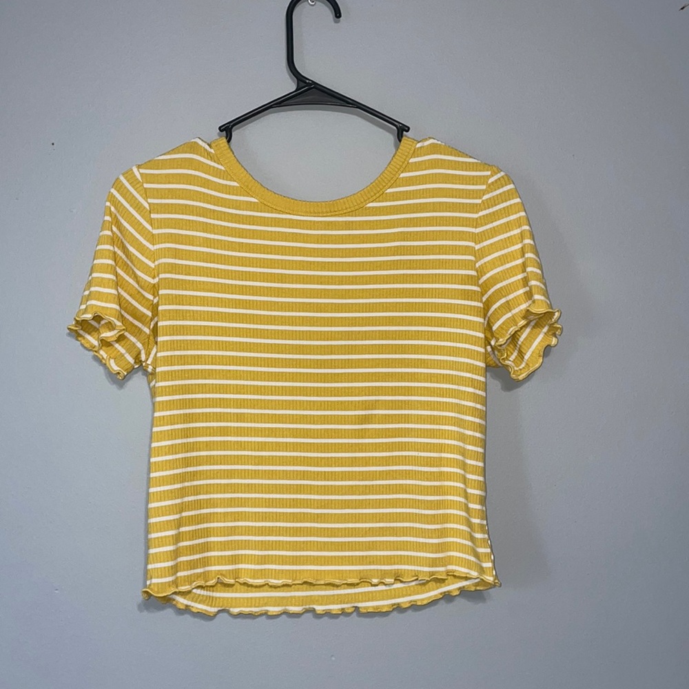 American Rag ribbed white and yellow top with tie in back. from Kohl’s. Size M.